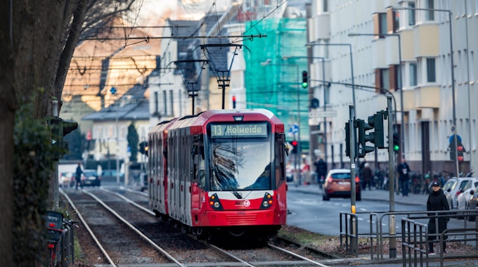 Eine Stadtbahn der  Kölner Verkehrsbetriebe ist auf dem Sülzgürtel in Köln auf den Gleisen der KVB-Stadtbahnlinie 13 mit Fahrziel Holweide unterwegs.&nbsp;