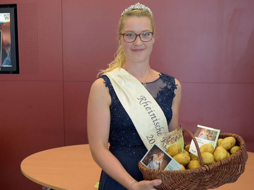 Die rheinische Kartoffelkönigin Jessica Krebbing steht im Landwirtschaftsministerium.