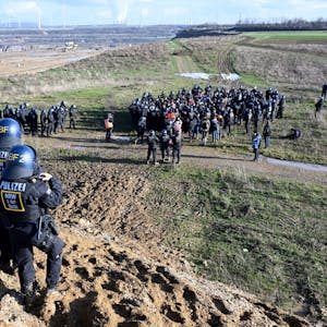 Polizisten haben eine Gruppe Aktivisten und Kohle-Gegner am Rand des Braunkohlentagebaus Garzweiler II während einer Protestaktion von Klimaaktivisten nach der Räumung von Lützerath eingekreist.