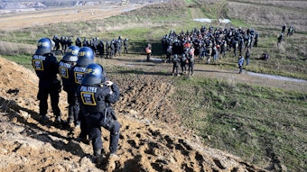 Polizisten haben eine Gruppe Aktivisten und Kohle-Gegner am Rand des Braunkohlentagebaus Garzweiler II während einer Protestaktion von Klimaaktivisten nach der Räumung von Lützerath eingekreist.