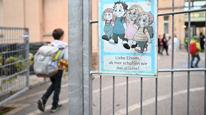 Schulkinder gehen zu Fuß zu einer Grundschule.
