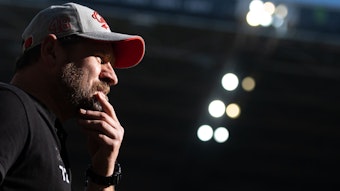 Kölns Trainer Steffen Baumgart blickt vor einer Partie in die Runde.