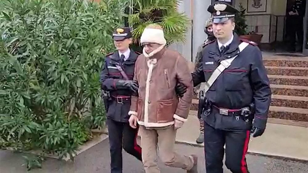 Das Bild zeigt die Verhaftung des meistgesuchten Mafiabosses Italiens, Matteo Messina Denaro, durch die Carabinieri in Palermo, in seiner Heimat Sizilien, nach 30 Jahren auf der Flucht.