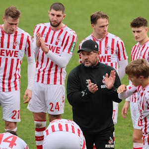 FC-Trainer Steffen Baumgart motiviert seine Spieler.








