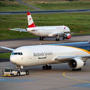 Eine Boeing 767 des Logistikunternehmens UPS am Flughafen Köln/Bonn. Im Hintergrund ist ein Flugzeug von Austrian Airlines zu sehen.