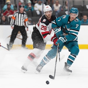 Sharks-Profi Nico Sturm (r.) im Zweikampf mit Damon Severson in der NHL.