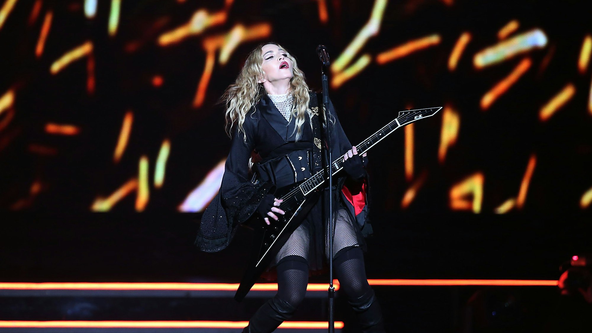 Madonna steht am 04.11.2015 in Köln (Nordrhein-Westfalen) auf der Bühne.