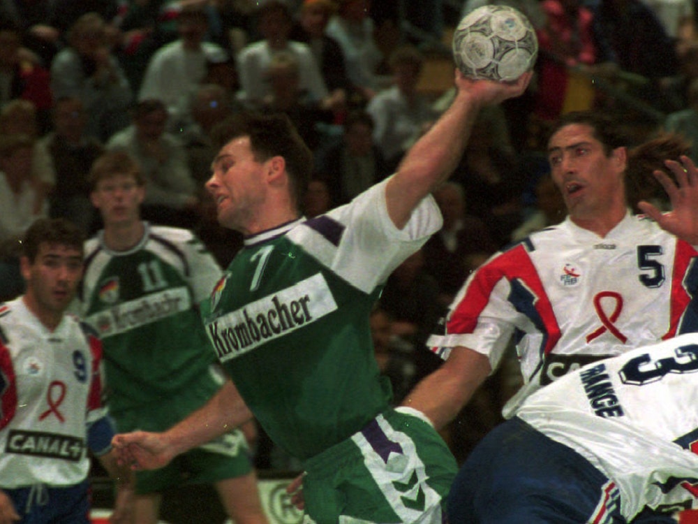 Holger Winselmann (vorne) aus Deutschland in Aktion während des letzten Vorrundenspiels der Handball-WM 1995.
