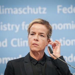 Mona Neubaur, Ministerin für Wirtschaft, Industrie, Klimaschutz und Energie des Landes Nordrhein-Westfalen, gibt eine Pressekonferenz.