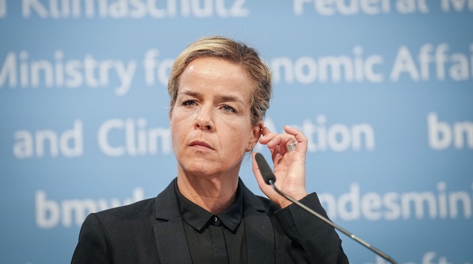 Mona Neubaur, Ministerin für Wirtschaft, Industrie, Klimaschutz und Energie des Landes Nordrhein-Westfalen, gibt eine Pressekonferenz.