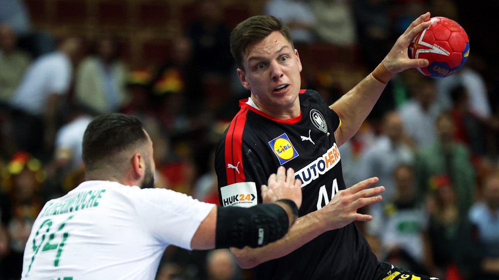 Deutschlands Handball-Nationalspieler Christoph Steinert (r.) versucht sich im Duell mit Bastien Khermouche (l) aus Algerien durchzusetzen.