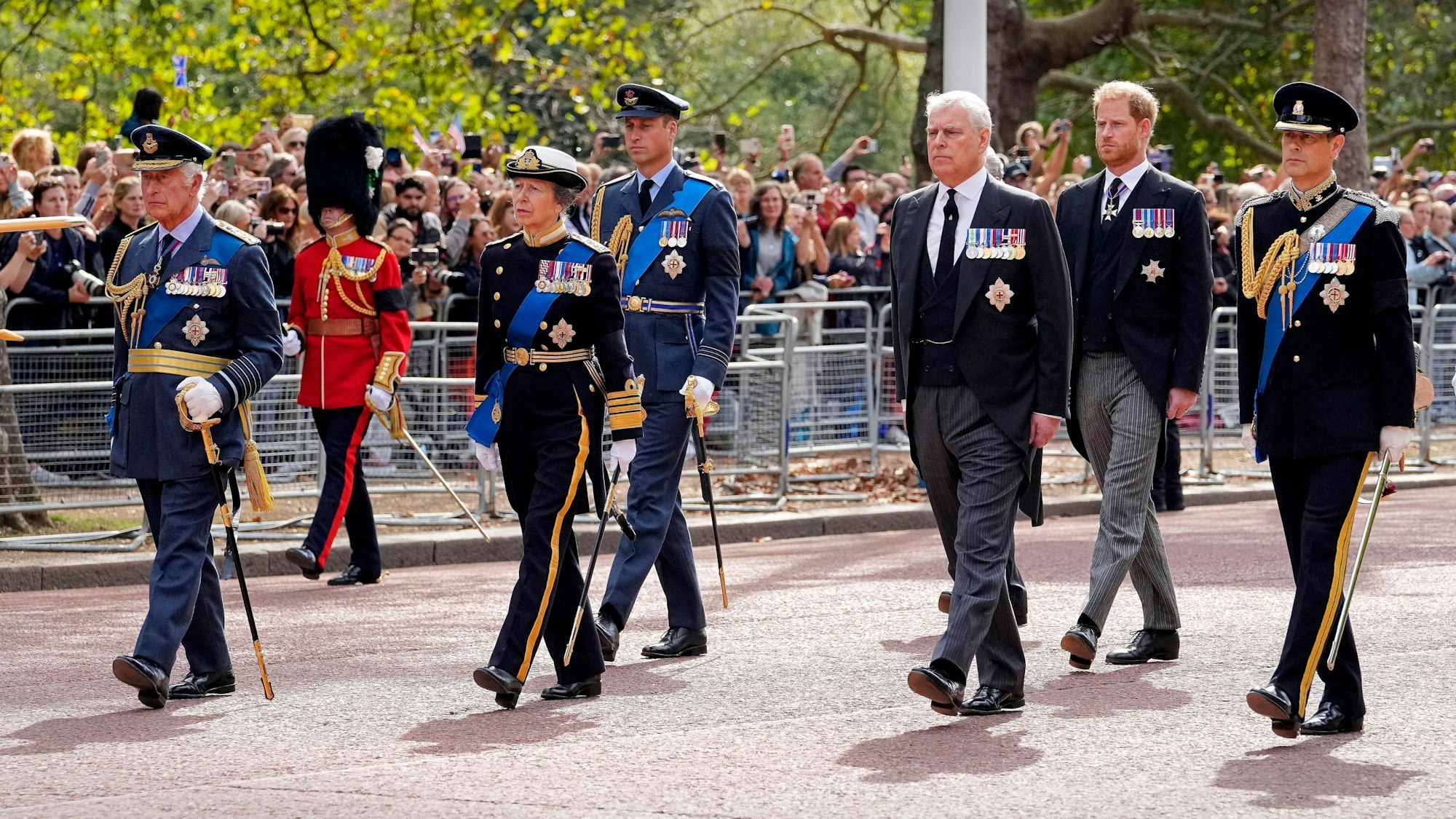 Prinz Edward (von rechts), Prinz Harry, Prinz Andrew, Prinz William, Prinzessin Anne und König Charles III. folgen dem Sarg von Königin Elizabeth II. während der Trauerprozession vom Buckingham-Palast zur Westminster Hall in London.