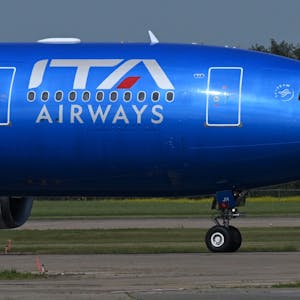 Eine Maschine der Ita Airways steht auf einem Rollfeld