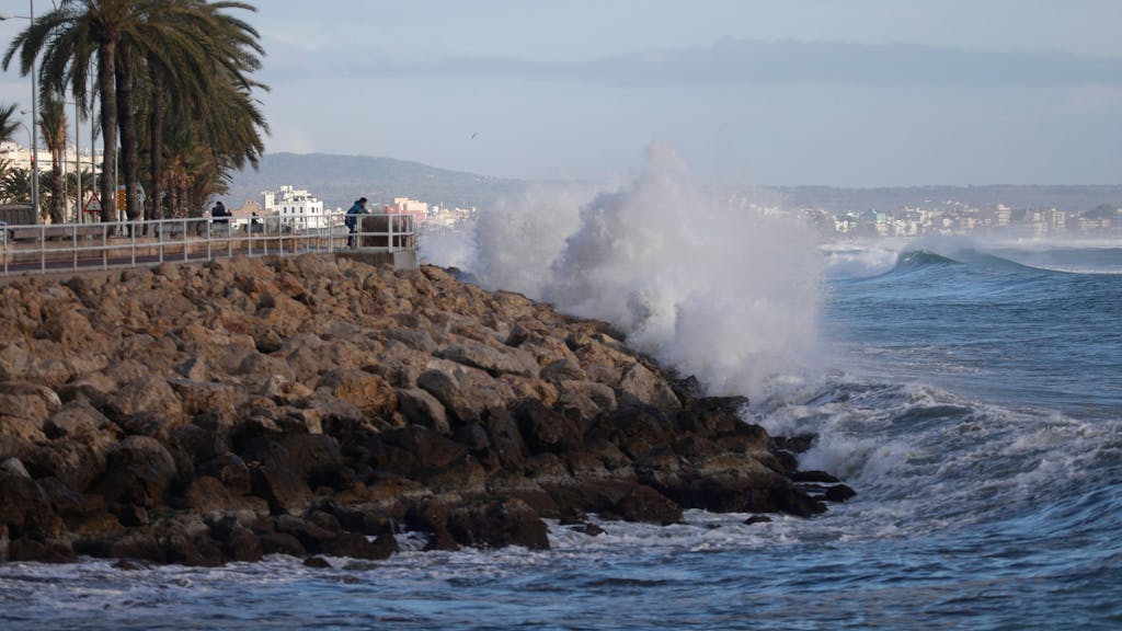 Wellen treffen auf die Promenade von Palma de Mallorca.