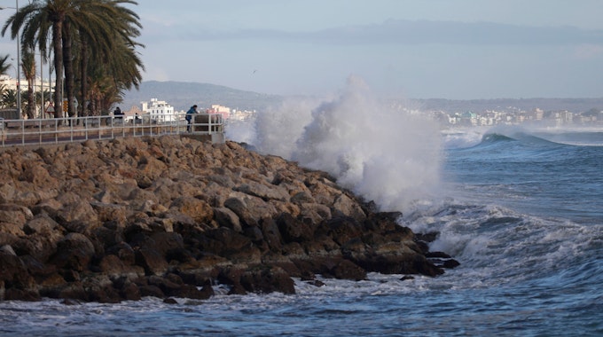 Hohe Wellen sind von der Promenade in Palma auf Mallorca aus zu sehen. Starke Winde und Regenfälle sorgen derzeit für ungemütliches Wetter auf der beliebten Urlaubsinsel. Vergangenen Dienstag (17. Januar 2023) kam deshalb eine deutsche Schwimmerin ums Leben.