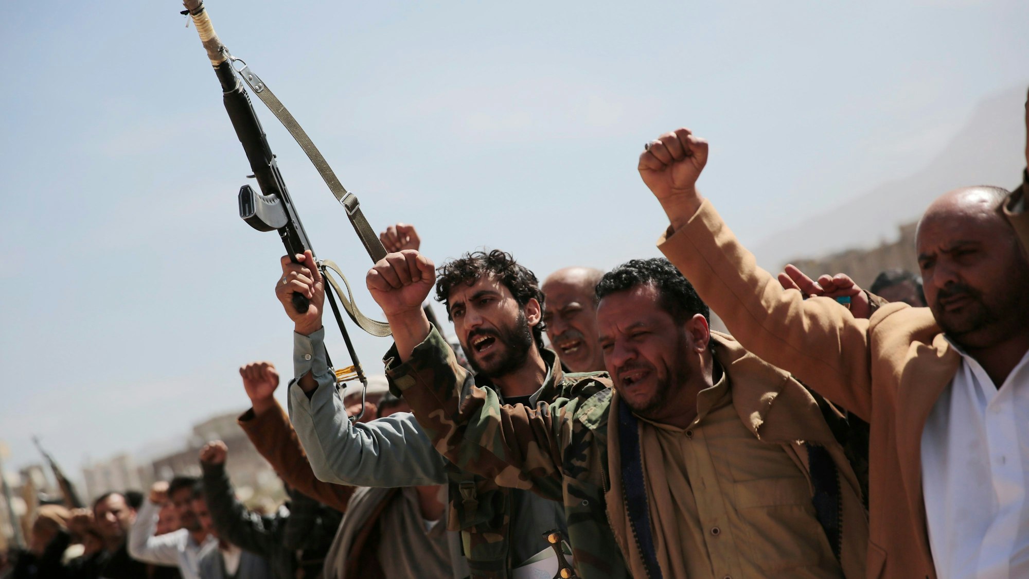 Bewaffnete Huthi-Kämpfer nehmen an einem Trauerzug für Rebellen teil.