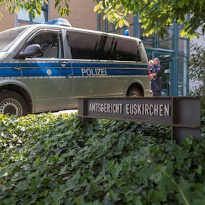 Ein Polizeiauto steht vor dem Amtsgericht in Euskirchen. 

