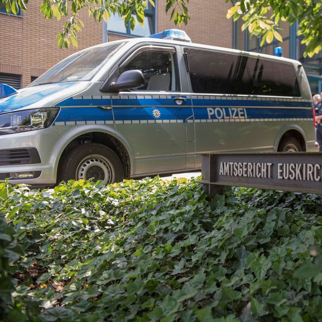 18.01.2023 Ein Polizeiauto steht vor dem Amtsgericht in Euskirchen. 

