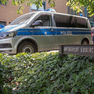 Ein Polizeiauto steht vor dem Amtsgericht in Euskirchen.
