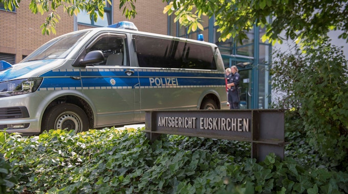 Ein Polizeiauto steht vor dem Amtsgericht in Euskirchen.