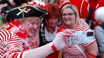 Kostümierte Fans machen mit dem Handy ein Selfie mit der Karnevalssängerin Marita Köllner (2.v.r.).