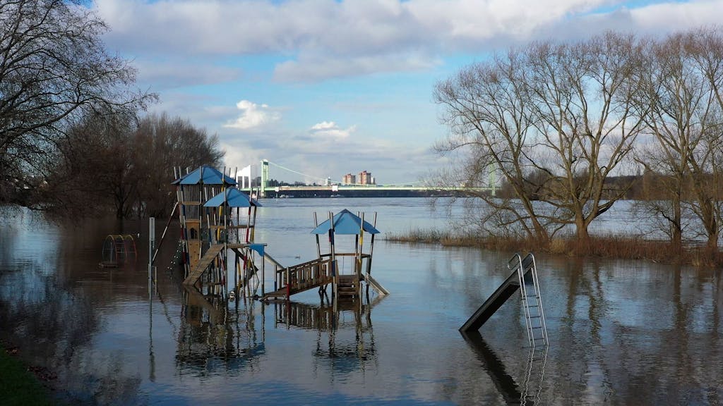 Der Spielplatz am Rheinufer in Rodenkirchen steht unter Wasser.