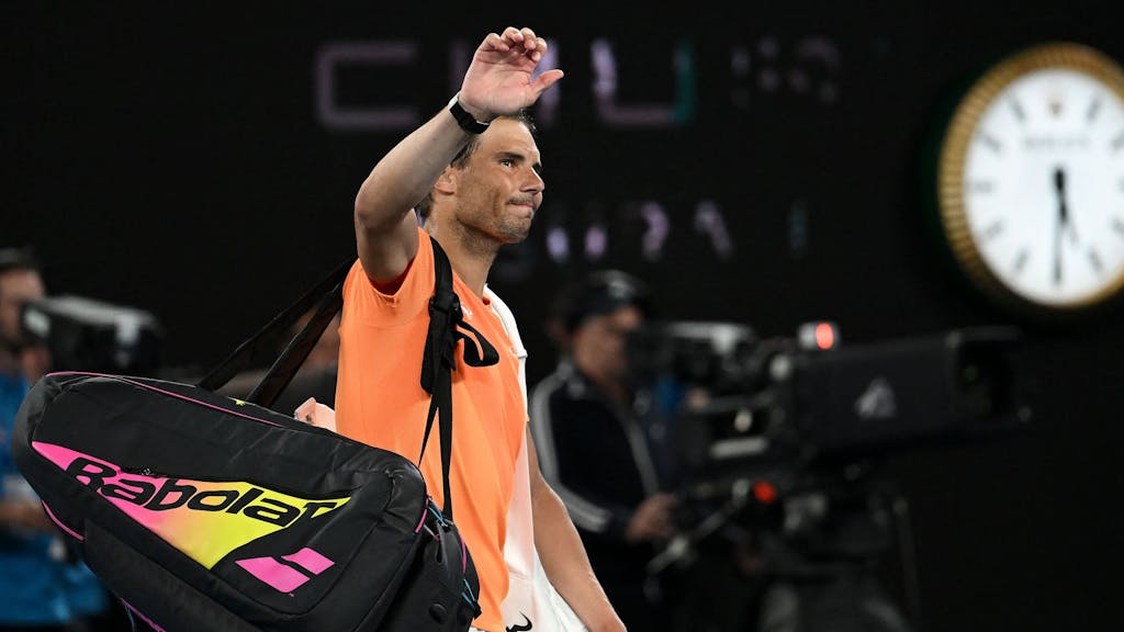 Rafael Nadal geht nach seinem Aus bei den Australian Open geknickt vom Feld.