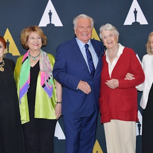 Carole Cook († 2023), Diane Baker, Robert Wagner, Angela Lansbury († 2022) und Eva Marie Saint auf dem roten Teppich.
