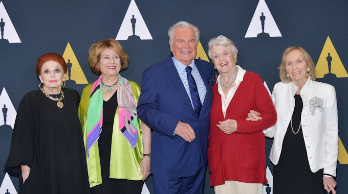 Carole Cook († 2023), Diane Baker, Robert Wagner, Angela Lansbury († 2022) und Eva Marie Saint auf dem roten Teppich.