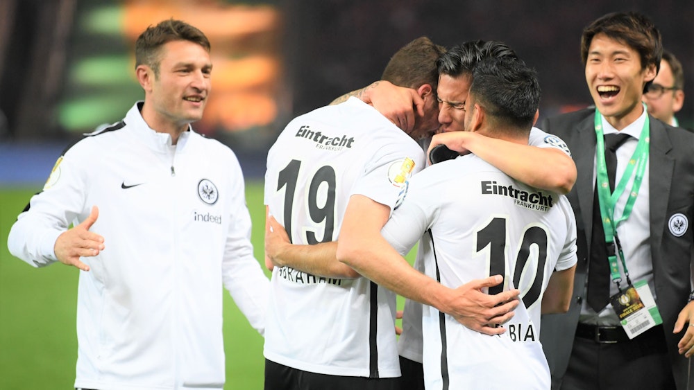 Die Profis von Eintracht Frankfurt feiern den Gewinn des DFB-Pokals nach dem Final-Sieg über Bayern München.