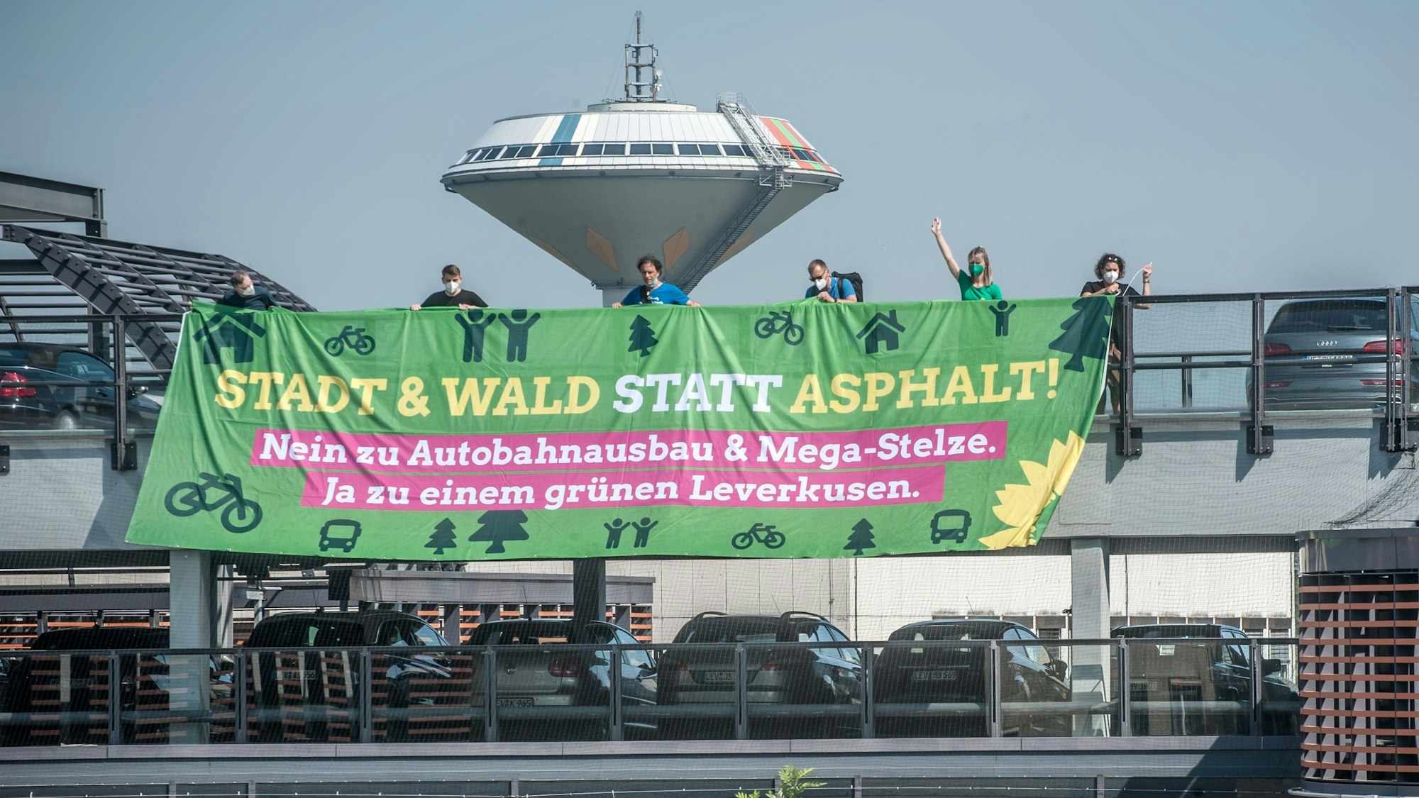 Ein Wahlkampf-Banner der Grünen an der Rathaus Galerie leverkusen. Inhalt: Stadt & Wald statt Asphalt / Nein zu Autobahnausbau und Mega-Stelze. Ja zu einem grünen Leverkusen.