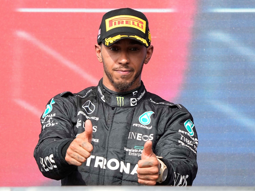 Der britische Mercedes-Pilot Lewis Hamilton, hier im Oktober 2022 in Austin, jubelt nach seinem zweiten Platz bei einem Rennen. Er ernährt sich bereits seit Jahren vegan.