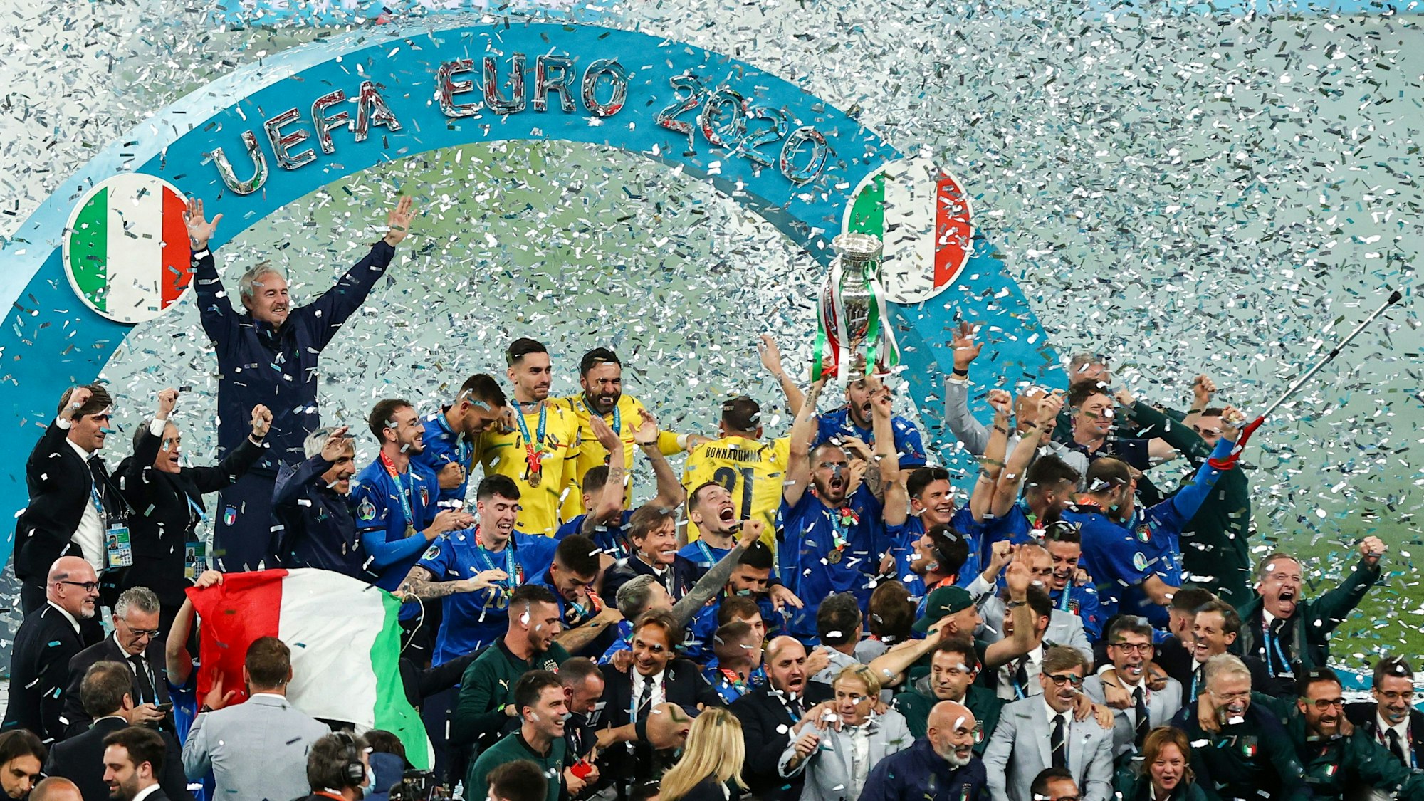 Italiens Spieler jubeln nach dem Finale der EM 2021 mit dem Pokal. (Archivbild)