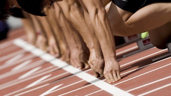 ARCHIV - Athleten am Start eines 100 Meter Laufes (Symbolbild)