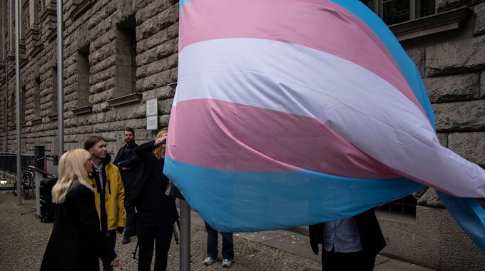 Iris Spranger (SPD) hisst bei einem Pressetermin im März 2022 in Berlin am Vortag des Transgender Day of Visibility die Transgender-Flagge vor ihrem Dienstsitz.