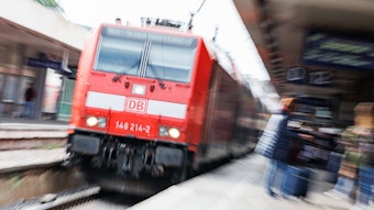 Ein Zug der Deutschen Bahn fährt in einen Bahnhof ein.