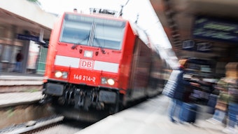 Eine Regionalbahn der Deutschen Bahn fährt am Morgen im Hauptbahnhof Hannover (Aufnahme mit längerer Verschlusszeit).