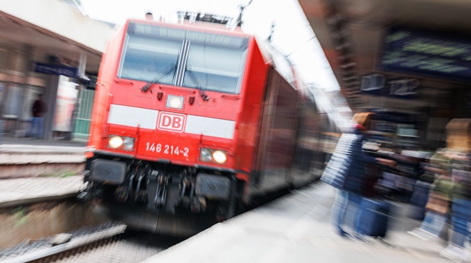 Ein Zug der Deutschen Bahn fährt in einen Bahnhof ein.
