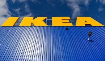 Das Logo vom Einrichtungskonzern IKEA an einer Halle im Ortsteil der Gemeinde Schönefeld im Landkreis Dahme-Spreewald. Der Möbelhändler Ikea hat auf seinem größten Einzelmarkt in Deutschland im abgelaufenen Geschäftsjahr 2020/2021 (31. August) einen Umsatzverlust verzeichnet.