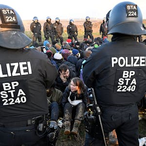 Polizisten stehen am Rand des Braunkohlentagebaus Garzweiler II am 17. Januar vor einer Gruppe von Demonstranten, darunter auch Greta Thunberg (Mitte, unten).