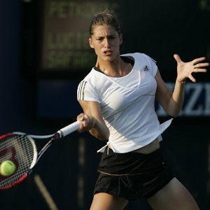 Andrea Petkovic spielt den Tennis-Ball mit der Vorhand.