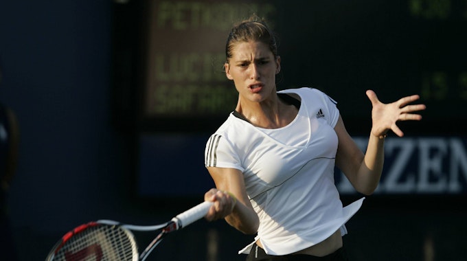 Andrea Petkovic spielt den Tennis-Ball mit der Vorhand.