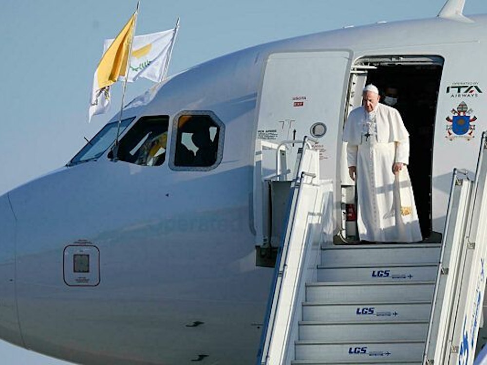 Papst Franziskus im Dezember 2021 bei der Ankunft am Flughafen von Larnaka auf Zypern.