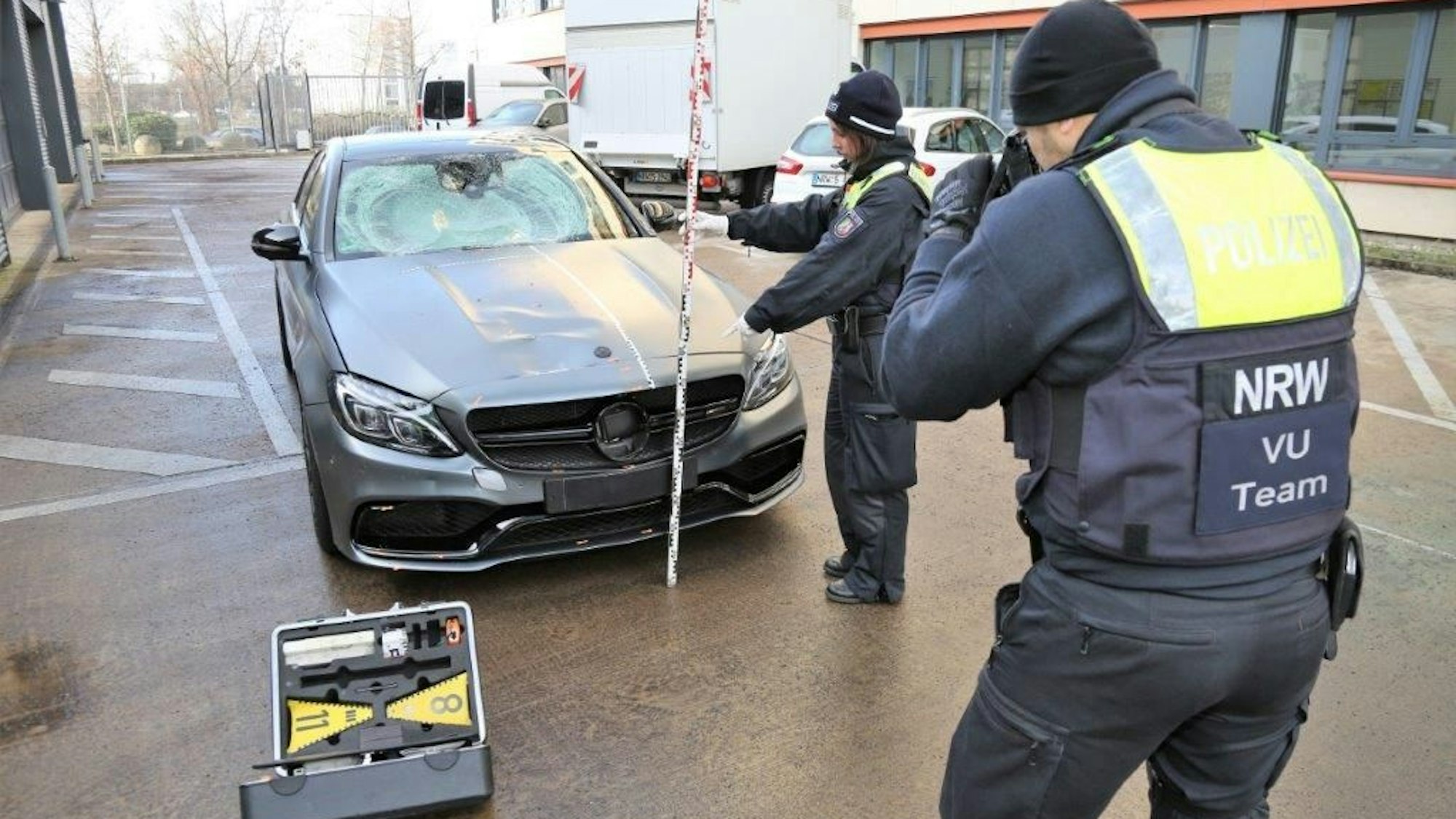 Die Kölner Ermittler haben das Fahrzeug sichergestellt und den Fahrer ermittelt.