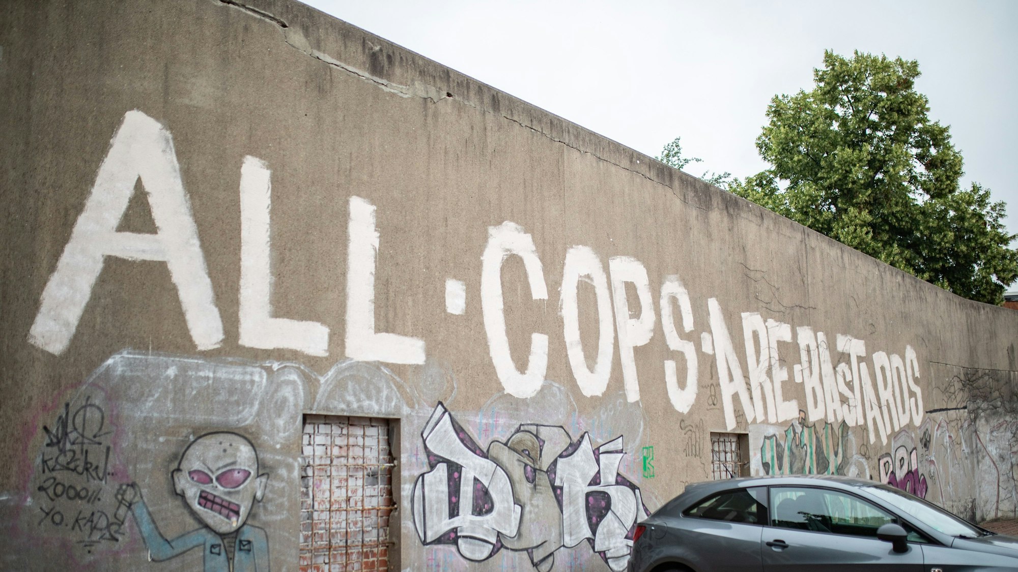 „All Cops are Bastards“ steht auf einer Wand.