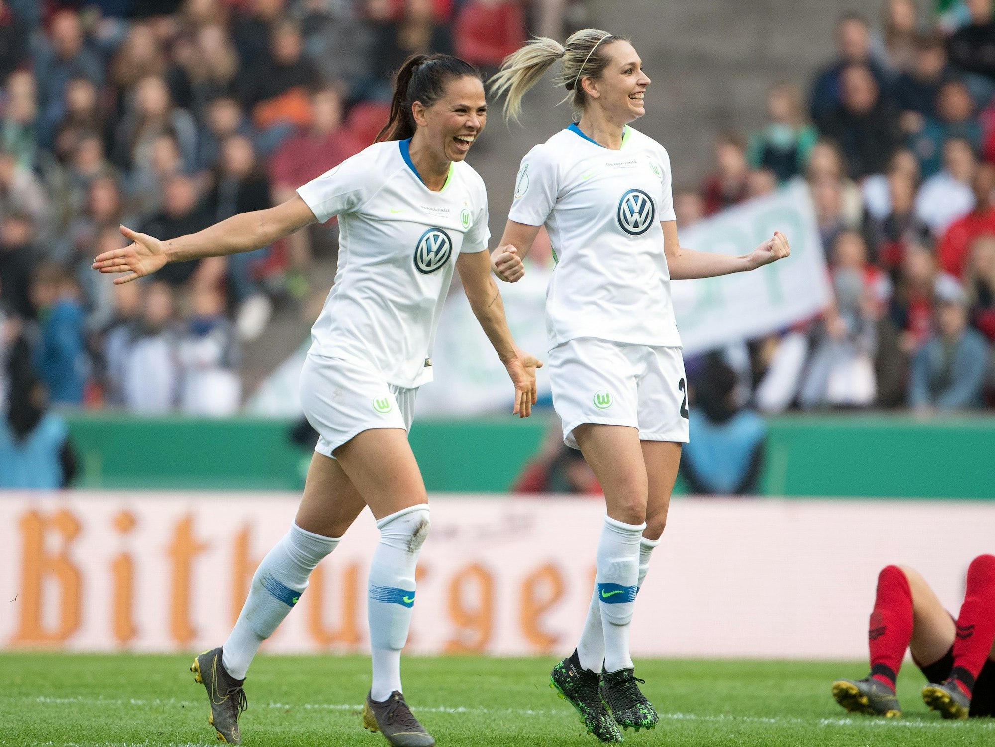 Wolfsburgs Sara Björk Gunnarsdottir (l-r) und Pernille Harder bejubeln den 1:0 Sieg im Pokalfinale.