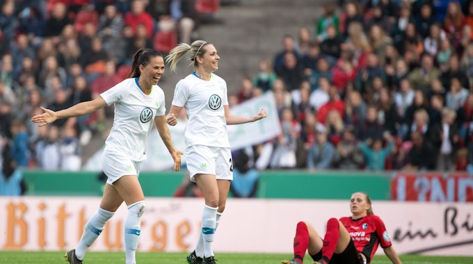 Wolfsburgs Sara Björk Gunnarsdottir (l-r) und Pernille Harder bejubeln den 1:0 Sieg im Pokalfinale.