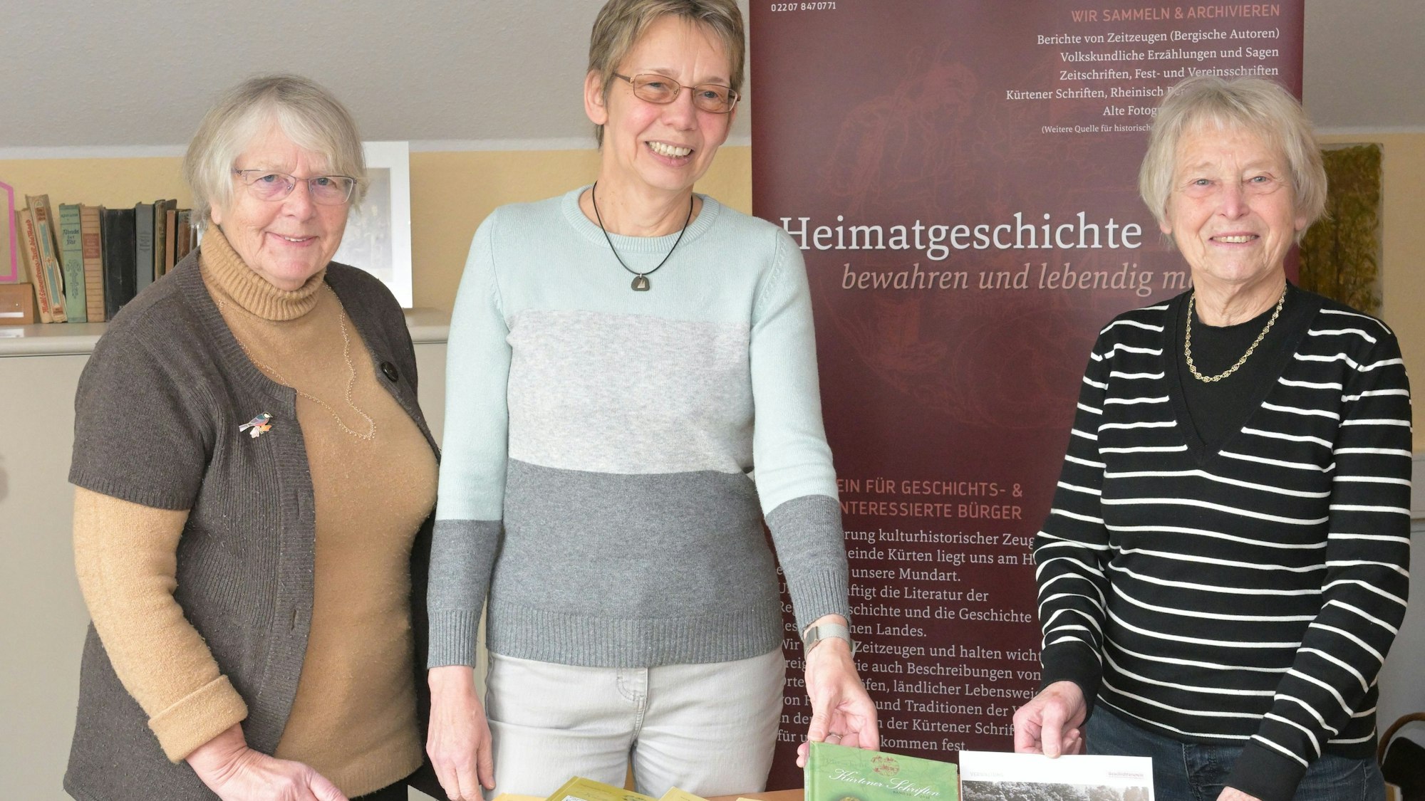 Das Foto zeigt Ute Jülich, Elisabeth Coester und  Barbara Müller vom Geschichtsverein Kürten.