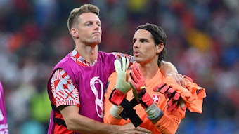 Die beiden Schweizer Nationaltorhüter Jonas Omlin (l.) und Yann Sommer (r.), hier zu sehen am 6. Dezember 2022 während der Fußball-Weltmeisterschaft in Katar. Omlin umarmt einen enttäuschten Sommer nach dem WM-Aus gegen Portugal.