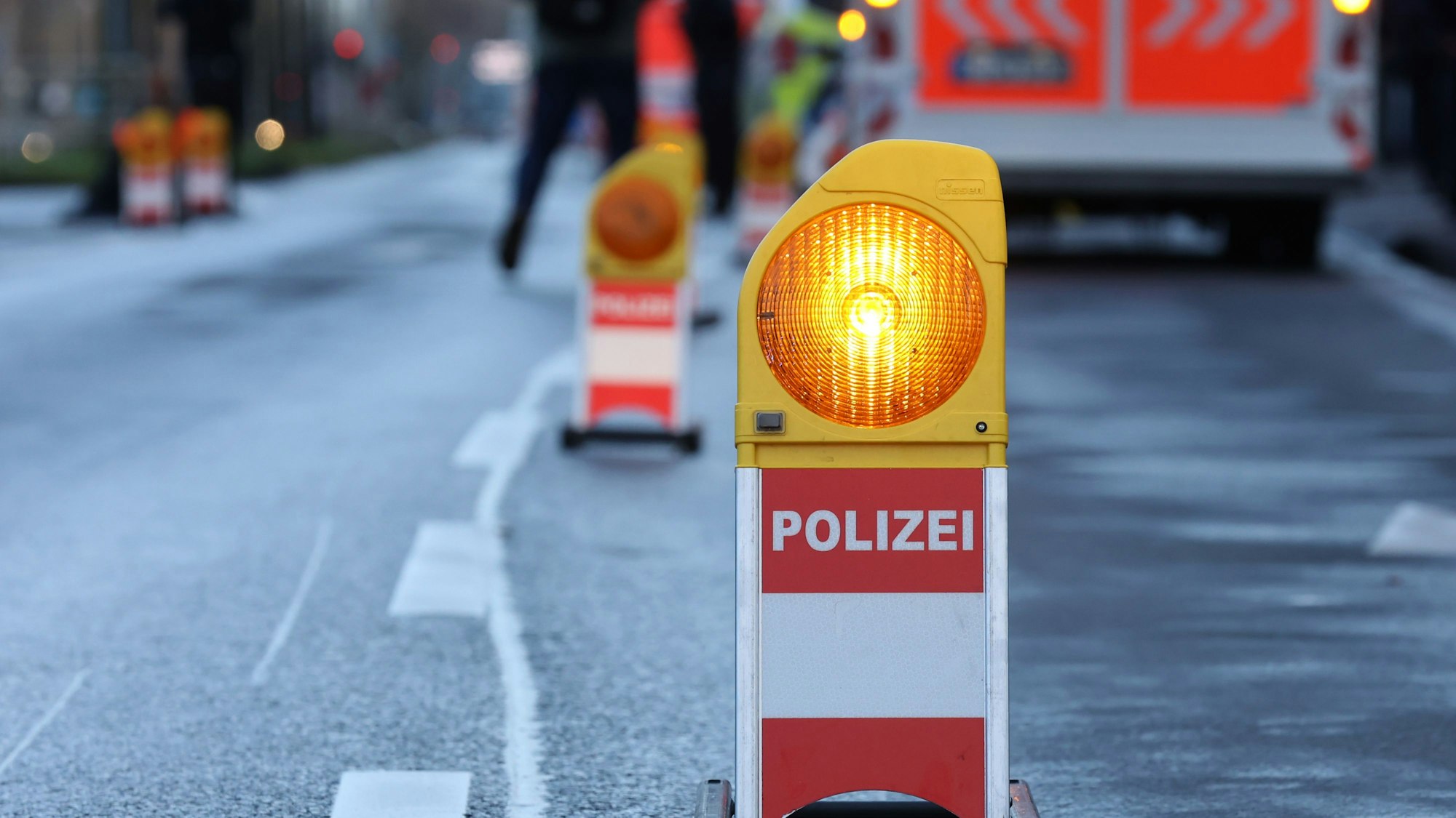 Eine Polizei-Warnbake steht auf der Straße.